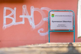 Schmierereien im Stadtbild: Olbernhau lobt Belohnung für Hinweise zur Ermittlung der Täter aus - Auch die Aula des Olbernhauer Gymnasiums wurde mit einem Schriftzug verunstaltet.