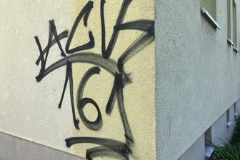 Schmierereien in Stollberg und Zschopau: Fassaden, Stromkasten und Werbetafel beschädigt - An der Chemnitzer Straße in Stollberg an den Wohnblocks gegenüber der Lidl-Filiale finden sich etliche Schmierereien.