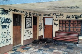 Schmierereien in Thum: Waren es Anhänger des FC Erzgebirge Aue? - Beschmiert wurde zum Beispiel dieses Bushäuschen an der B 95 in Thum.