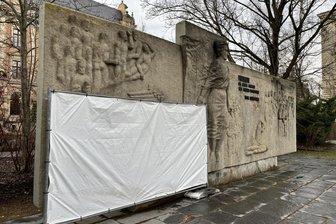 Schmierereien in Zwickau: Polizei sucht Zeugen - Ein Sichtschutz verdeckt die Hakenkreuz-Schmiererei auf dem Rosa-Luxemburg-Denkmal auf dem Platz am Landgericht.