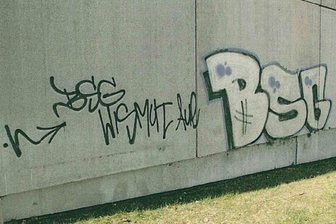 Schmierereinen an Häusern - Polizei sucht Zeugen - Auffällig bei den Graffiti sei laut Polizei, dass einige Buchstaben mit einem Pfeil versehen sind.