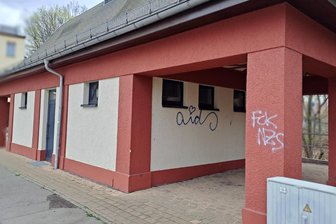 Schmiererien durchziehen die Glauchauer Innenstadt - Das Toilettenhäuschen am Glauchauer Schillerpark ist beschmiert worden.