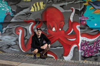 Schmierfink oder Künstler? Dieser Plauener sprayt jetzt ganz offiziell für einen Großvermieter - Benjamin Völker gestaltete den Tintenfisch im Durchgang an der Jößnitzer Straße.