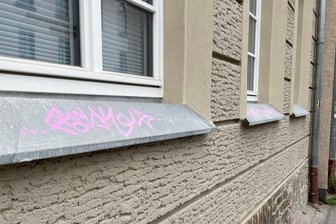 Schmierfinken hinterlassen rosa Spur in Schwarzenberger Altstadt - Zum Glück blieb der Putz der Fassade verschont.