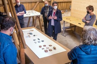 Schmuck aus Holz: Eine Idee auf dem Weg zur Serienreife - Noch in der Entwicklung: Silke Trekel, Schmuckkünstlerin aus Halle/Saale, stellt ihre Entwürfe den versammelten Künstlern, Designern und Handwerkern vor.