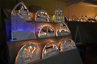 Schmuck-Reparatur und Trödelmarkt: Museum Oederan steuert auf Weihnachten zu - Schwibbögen, wie hier von der Firma Holzdesign Seeger in Wernsdorf, haben bald wieder Saison.