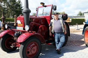 Schmuckstücke tuckern nach Tanneberg - René Lange stellte zum ersten Mal in Tanneberg aus: seinen Straßen-Lanz-Bulldog von 1944, in den er viel Arbeit gesteckt hat. 