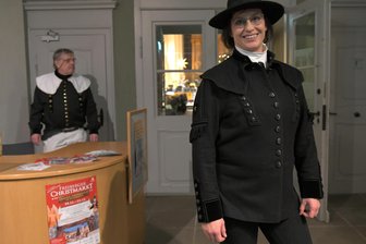Schmuddelwetter zur Bergparade in Freiberg: Wie sich Teilnehmer warmhalten - Kathrin Teubel läuft das siebte Jahr in der Bergparade mit und weiß, wie frau sich gegen nasskaltes Wetter wappnen kann. Die Aufzüge finden sowohl bei sommerlich heißen als auch bei winterlich frostigen Temperaturen statt.