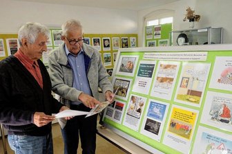 "Schmunzelkabinett" öffnet in Netzschkau die Pforten - Falk Naumann (links) und Wolfgang Weber wählen die letzten der insgesamt 120 Karikaturen aus, die in der neuen Ausstellung im einstigen Jugendklub am Rathaus Netzschkau zu sehen sein werden. 