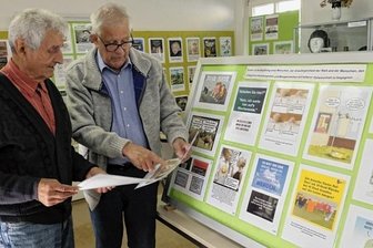 "Schmunzelkabinett" öffnet - Falk Naumann (links) und Wolfgang Weber wählen die letzten der insgesamt 120 Karikaturen aus, die in der neuen Ausstellung im einstigen Jugendklub am Rathaus Netzschkau zu sehen sein werden.