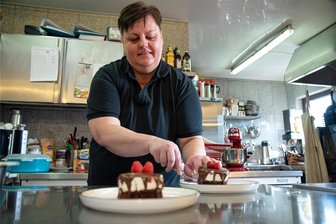 „Schnabberei“ und Vogtlandcamping statt Gläserner Bauernhof: Warum ein etablierter Name weichen musste - Claudia Kretzschmann ist die Konditorin im Café „Schnabberei“. Hier stellt sie ansprechendes Kleingebäck her.