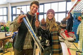Schnäppchen-Jagd im Erzgebirge: Ski-Börse lockt zahlreiche Besucher an - Michele Scognamillo (links) und Nadja Wagler aus Chemnitz haben sich bei der Ski-Börse in Oberwiesenthal Ausrüstung für Ski-Langlauf gekauft.