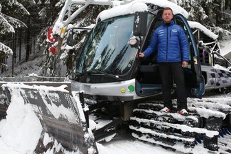 "Schnäppchen" macht Verein flexibler - Markus Gündel ist stolz auf die Pistenraupe, die in Johanngeorgenstadt vor allem an den Schanzen zum Einsatz kommen soll. Die neue Technik erspart den vielen ehrenamtlichen Helfern eine Menge Zeit.