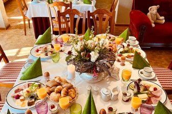 Schnäppchen: Warum am Wochenende ein Edelrestaurant im Vogtland sein Tafelsilber verkauft - Die festlich gedeckten Tische waren ein Markenzeichen des „Landhauses Marienstein“.