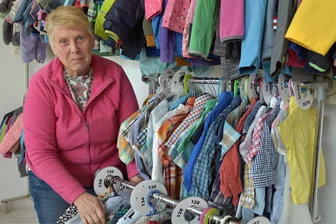 Schnäppchenjäger aufgepasst: In Adorf ist Familienbasar - Liane Lamprecht und ihre Mitstreiter erwarten auch am Donnerstag noch viele Kunden.
