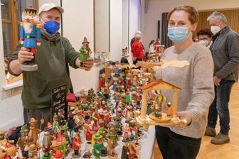 Schnäppchenjagd auf dem Weihnachtsflohmarkt - Nussknacker, Räuchermännchen, Pyramiden und noch vieles mehr konnten die Besucherinnen und Besucher des Weihnachtsflohmarktes im Erzhammer bei Jens und Sandra Struck aus Grünhainichen entdecken. 