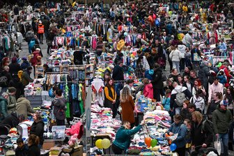 Schnäppchenparadies am Wochenende: Nachtflohmarkt und Fashion-Event in der Messe Chemnitz - Chemnitz Messe Verkauf von Kleidungsstücke für Mann, Kinder und Frau.