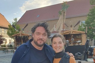 Schnappschuss mit Ronald Zehrfeld: Was man als Komparsin beim ZDF-Dreh für „Neues Land“ erlebt - Mit Schauspieler Ronald Zehrfeld Film-Set: Was Komparsin und „Freie Presse“-Autorin Laetitia Feddersen beim ZDF-Dreh für „Neues Land“ erlebte.