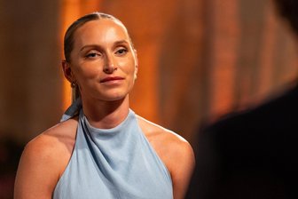Schnappt sich Silje Brøns Petersen den Bachelor? So läuft es für Zwickaus Handballstar im dänischen Reality-TV-Format - Am Donnerstag wurde die vorletzte Nacht der Rosen beim diesjährigen dänischen Bachelor ausgestrahlt. Bekam Zwickaus Handballerin Silje Brøns Petersen eine der beiden letzten Rosen?