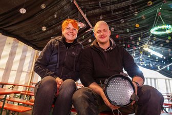 „Schnapsidee“: Warum ein Gasthaus im Vogtland ein neues Partywochenende aus der Taufe gehoben hat - Die Herlasgrüner Gastwirtin Kati Giegold und Sohn Adrian im Party-Modus.