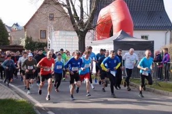 Schnapszahl für Schönbacher Straßenlauf: 55. Auflage führt wieder auf einen Rundkurs durchs Dorf - Der Schönbacher Straßenlauf findet an diesem Sonntag bereits zum 55. Mal statt.