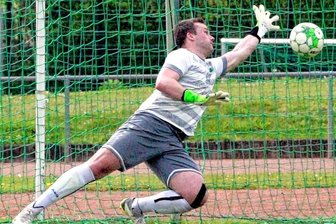 Schneckenrennen im Abstiegskampf - Der Oelsnitzer Daniel Thoß hielt in der Anfangsphase einen Elfmeter und damit das 0:0 fest. Die Null stand auch am Ende des Spiels - allerdings auf beiden Seiten.