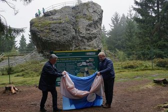 Schneckensteiner Mineralienzentrum auch im Coronajahr ein Besuchermagnet - Zum Tag des Geotops 2021 enthüllten die Bürgermeister Jürgen Mann aus Muldenhammer und Marco Siegemund aus Falkenstein (rechts) am Schneckenstein eine neue Info-Tafel. Der Topasfels ist auch Station am Felsenweg 5 des Geo-Umweltparkes "Sagenhaftes Vogtland". 