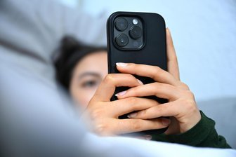 Schneckentempo statt Highspeed: Mobilfunktarife erreichen in der Praxis nur ein Drittel der beworbenen Geschwindigkeit - Ob auf der Couch oder im Bett: Auch auf den Mobilgeräten wird fleißig im Netz gesurft. Ärgerlich, wenn es dann nur langsam vorangeht.