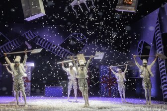 Schnee aus Kartoffeln und Mais: Zwickauer Theater setzt beim „Nussknacker“-Ballett auf eine ungewöhnliche Lösung - Am Ende des ersten Aktes im Ballett „Der Nussknacker“ wirbeln Schneeflocken auf der Zwickauer Gewandhaus-Bühne .