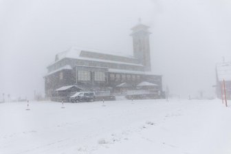 Schnee im Erzgebirge: Der Fichtelberg hat seit 9 Uhr eine weiße Mütze -