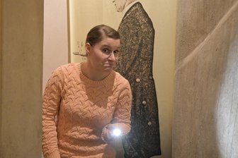 Schnee im Mondscheinzimmer: Wie Wildenfels um den Schlaf gebracht wird - Dorothea List leitet das Museum im Schloss. Sie kennt viele der Geheimgänge, die früher vor allem dem Personal dienten. Doch auch sie entdeckt immer wieder Neues in dem Gemäuer. Was sie auch noch nicht gesehen hat: das Mondscheinzimmer im Mondschein.