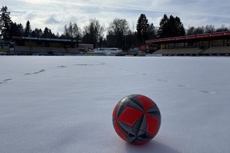 Schnee im Stadion: So sieht es beim VFC Plauen und dem VfB Auerbach mit den nächsten Punktspielen aus - Im Auerbacher Stadion sah es am Dienstag nicht wirklich nach Bedingungen für ein reguläres Fußballspiel aus.