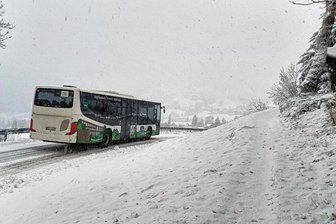 Schnee in den Bergen, in Plauen Regen - Der Bus am Aschberg kämpfte am Montag mit einer schneebedeckten Straße.