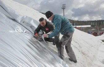 Schnee in Vogtland-Arena wird eingepackt -