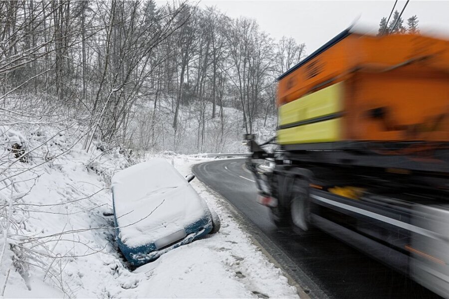 Schnee ist zurück: Winterdienst seit 3 Uhr im Einsatz - Schnee und Glätte führten im ganzen Landkreis Mittelsachsen am Mittwoch zu Unfällen (Symbolbild). 