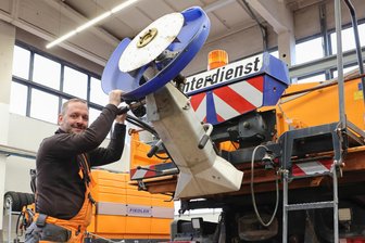 Schnee kann fallen – Winterdienst in Schwarzenberg steht in den Startlöchern - Bauhofmitarbeiter Andreas Matthes überprüft in der Fahrzeughalle noch einmal die Streuer, die an den Lkw angebracht wurden.