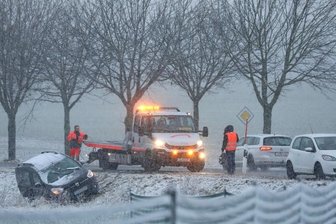 Schnee lässt Autos rutschen -