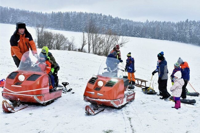 Schnee lockt zum Rodeln nach Landwüst und Bad Brambach - Viel Andrang herrschte am Samstag bei einem Rodelspaß auf Fischers Plätzel in Landwüst. Organisiert wurde das lustige Treiben von der Feuerwehr, die auch für einen Schneemobil-Shuttle sorgte. 