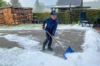 Schnee mitten in Sommer? Gewitter färbt Dorf im Erzgebirge weiß - Lukas griff nach dem Gewitter zur Schneeschippe. 
