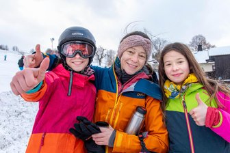 Schnee satt im Erzgebirge: Skifahrer schwelgen im Winterglück - Thea, Mandy und Klara Schmidtke (von links) genossen im Erzgebirge die Schneepracht.