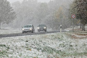 Schnee sorgt für Sichtbehinderungen und Glätte im Erzgebirge - Auf der S 258 zwischen Zwönitz und Brünlos sorgte der Schnee für Sichtbehinderungen.