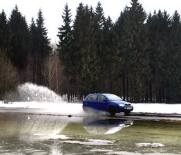 Schnee tritt geordneten Rückzug an - An der Straße zwischen Rebesgrün und Eich steht ein Feld unter Wasser. Das Schmelzwasser hat die Straße teilweise überspült.