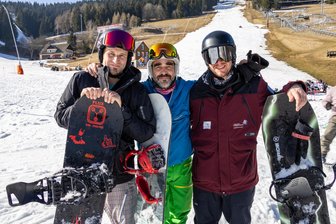 Schnee trotz Frühlingserwachen: Wo Skifahren im Erzgebirge noch möglich ist - Sebastian, Rico und Martin (von links) waren vom perfekten Wetter begeistert.