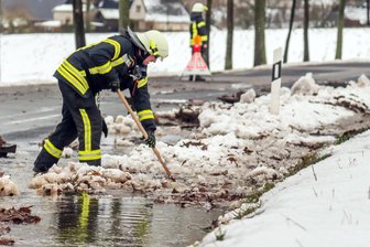 Schnee und Eis verstopfen in Plauen Straßeneinläufe: Probleme mit Abfluss von Tauwasser - Schnee und Eis verstopfen derzeit auch in Plauen die Wassereinläufe an den Straßen. Sie müssen freigeräumt werden.