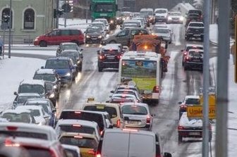 Schnee und Glätte behindern Verkehr - Auch auf der Feldschlösschenkreuzung in Annaberg-Buchholz kam es zu Verkehrsbehinderungen. 