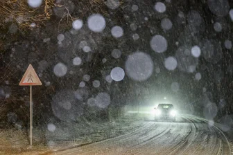 Schnee und Glätte auf den Straßen im Erzgebirge: Holztransporter kippt um - Schnee und Glätte haben im Erzgebirge zu weiteren Verkehrsunfällen geführt.