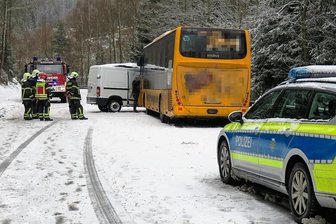 Schnee und Glätte behindern Verkehr im Westerzgebirge - Auf winterglatter Fahrbahn geriet am Morgen ein Kleintransporter auf der Bundesstraße 283 nahe Schönheide ins Schleudern und kollidierte mit einem Linienbus. Bei dem Unfall wurden zwei Personen verletzt.