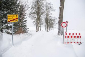 Schnee und Glätte: Bis Donnerstagabend 177 Unfälle in der Region - Zu viel Schnee und kein Durchkommen: Die Straße von Sehma Richtung Walthersdorf ist derzeit gesperrt.