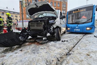 Schnee und Glätte in Chemnitz: Zwei Verletzte bei Unfall im Lutherviertel – CVAG meldet Verspätungen im gesamten Netz - Offenbar wegen Glätte kam ein Kleintransporter nicht rechtzeitig zum Stehen und kollidierte mit einer Straßenbahn.
