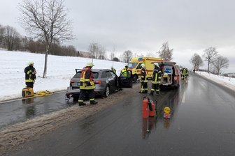 Schnee und Glätte sorgen im Erzgebirge für Unfälle: Polizei meldet zahlreiche Verletzte - Hoher Schaden - Blick auf die Unfallstelle am sogenannten Krankenhausberg kurz vor Annaberg-Buchholz. Hier waren zwei Fahrzeuge miteinander kollidiert.